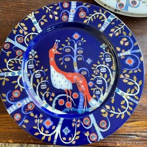 3 blue and 2 white iatta brand plates - good used condition